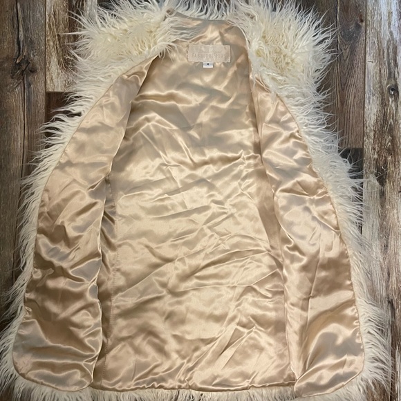 Faux Fur Vest (Winter White/Ivory) - Picture 2 of 6